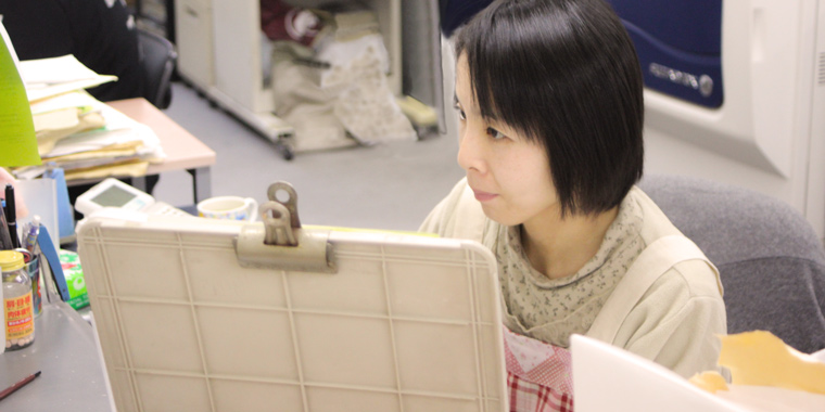 事務所で作業する社員